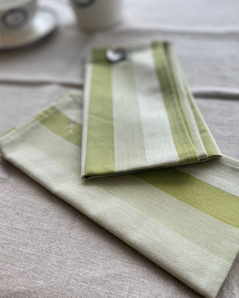 serviette Blanquette vert olive 100 % coton - made in France - ici sur nappe Lin naturel brut - made in France