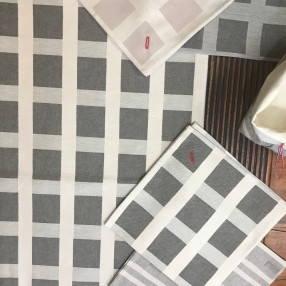 torchon RAVIOLE gris/beige tissé et fabriqué en France - ici présenté avec plusieurs serviette RAVIOLE et FEUILLETE