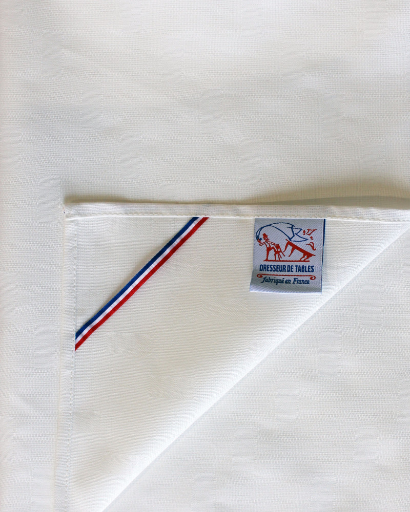 torchon Mille-feuille 100 % coton - ici coloris blanc - détail ruban d'accroche - fabriqué et tissé en France torchon Mille-feuille 100 % coton - ici coloris blanc - détail ruban d'accroche - fabriqué et tissé en France