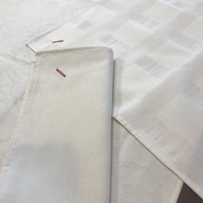 serviette Raviole blanc - ici au 1er plan serviette Poule au pot blanc et au fond serviette carreaux ciment blanc