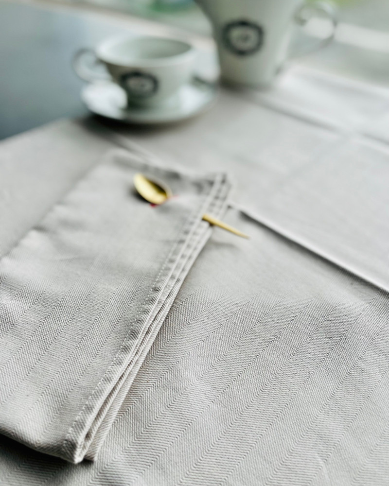 Chemin de table Poule au pot beige - ici avec serviette assortie - tissé et fabriqué en France Chemin de table Poule au pot beige - ici avec serviette assortie - tissé et fabriqué en France