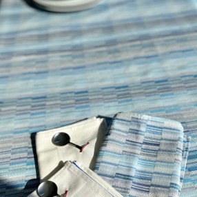 serviette brouillade bleu avec nappe assortie et serviette raviole blanc  - tissé et fabriqué en France - 100 % coton
