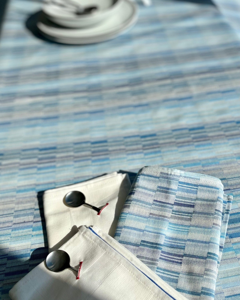 serviette brouillade bleu avec nappe assortie et serviette raviole blanc - tissé et fabriqué en France - 100 % coton serviette brouillade bleu avec nappe assortie et serviette raviole blanc - tissé et fabriqué en France - 100 % coton