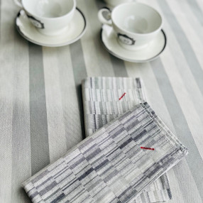 motif brouillade gris - ici avec nappe Blanquette gris perle - tissé et fabriqué en France - 100 % coton