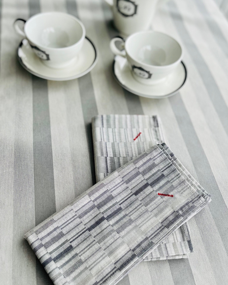 motif brouillade gris - ici avec nappe Blanquette gris perle - tissé et fabriqué en France - 100 % coton motif brouillade gris - ici avec nappe Blanquette gris perle - tissé et fabriqué en France - 100 % coton