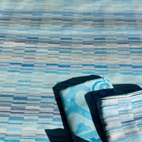 motif brouillade bleu - ici nappe brouillade bleu avec serviette assortie et serviette carreau ciment turquoise -