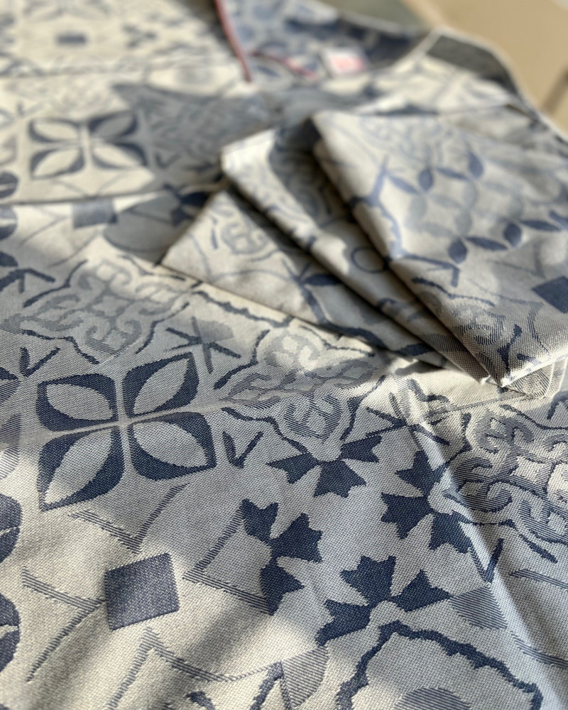 torchon motif Carreau Ciment coloris bleu jean - jacquard tissé et confectionné en France - 100 % coton torchon motif Carreau Ciment coloris bleu jean - jacquard tissé et confectionné en France - 100 % coton