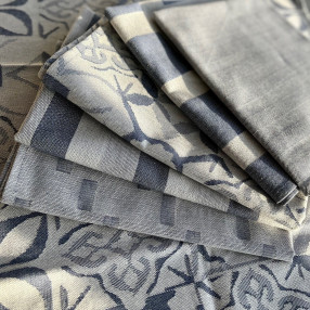 torchon motif Carreau Ciment coloris bleu jean - jacquard tissé et confectionné en France - ici avec d'autres motifs bleu jean