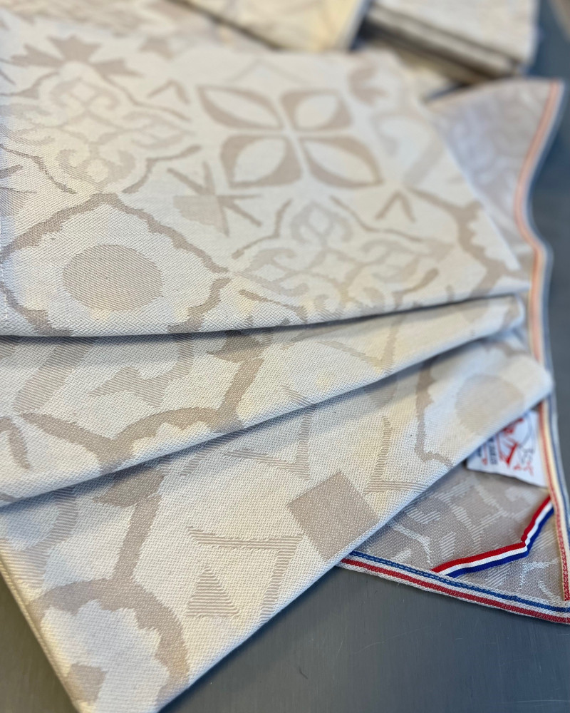 torchon motif Carreau Ciment coloris beige - jacquard tissé et confectionné en France - 100 % coton