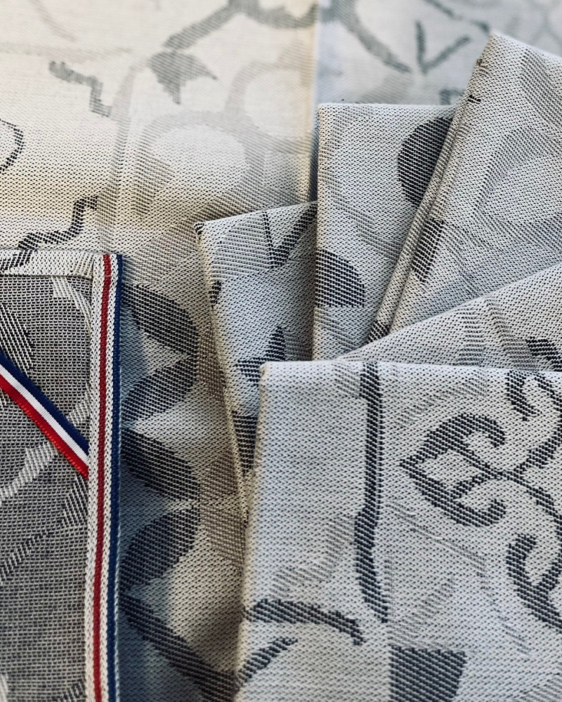 torchon motif Carreau Ciment coloris gris et beige - jacquard tissé et confectionné en France - 100 % coton