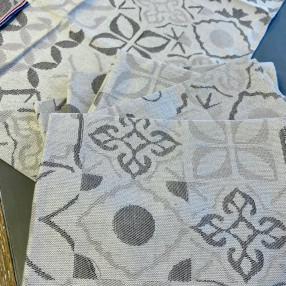 torchon motif Carreau Ciment coloris gris et beige - jacquard tissé et confectionné en France - 100 % coton