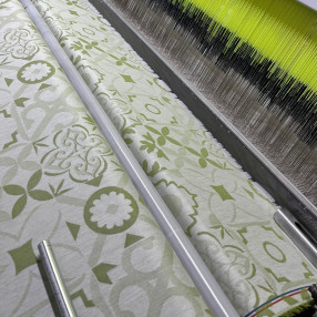 métier à tisser le jacquard dans notre atelier - ici avec le carreau ciment vert olive