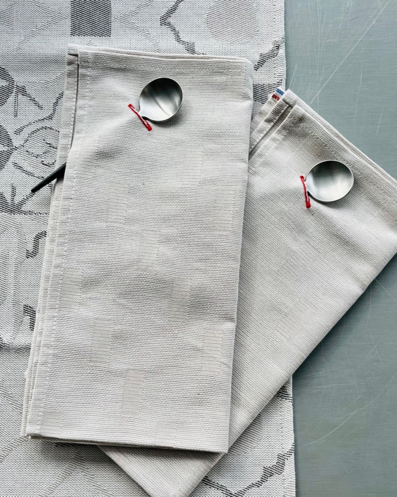 serviette Mille-feuilles beige - ici sur nappe carreau ciment gris et beige - coton pur