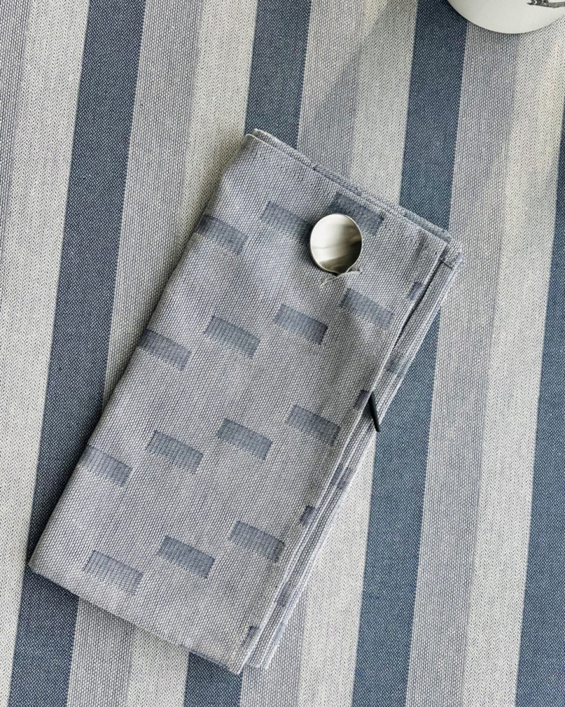 serviette Mille-feuilles bleu jean - ici sur nappe blanquette bleu jean - coton pur