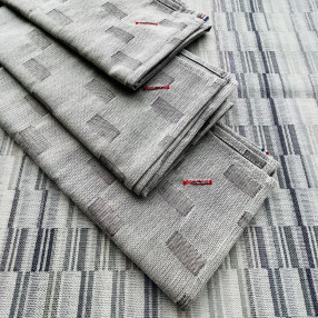 serviette Mille-Feuilles gris - ici sur nappe brouillade gris - 100% coton - made in France