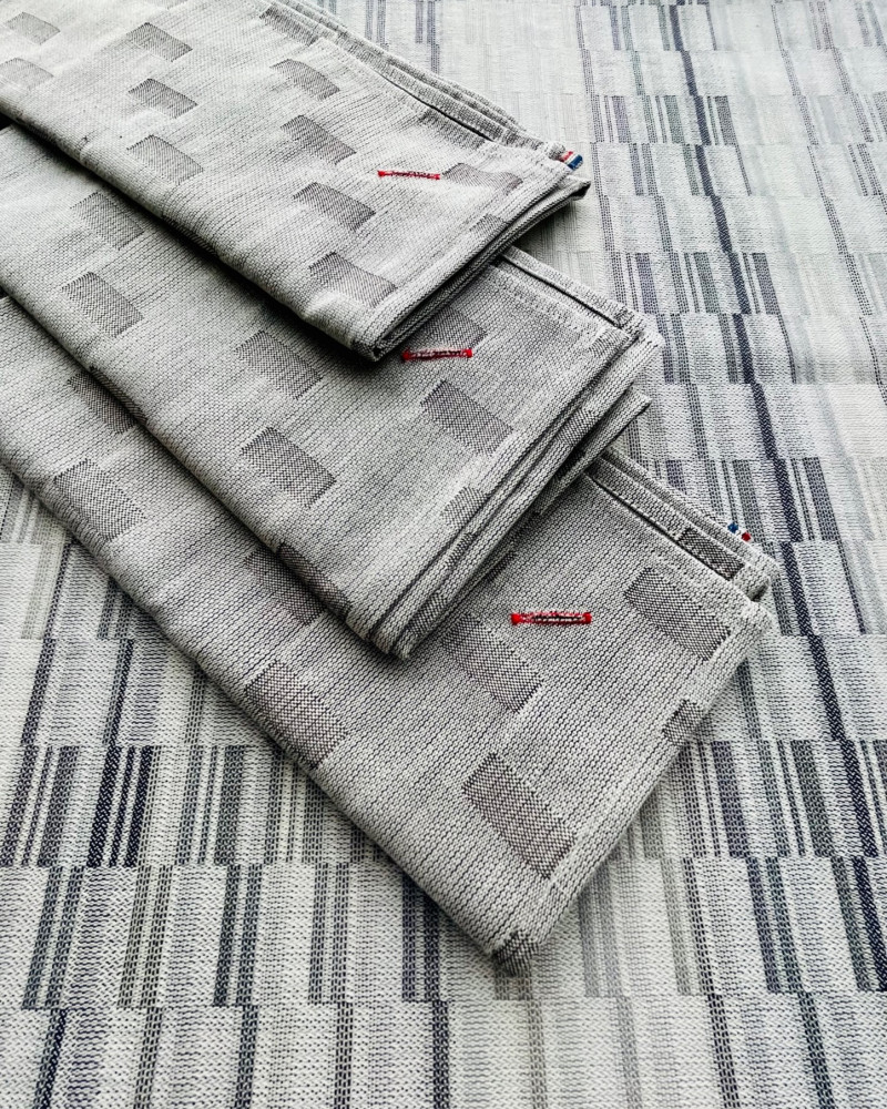 serviette Mille-Feuilles gris - ici sur nappe brouillade gris - 100% coton - made in France