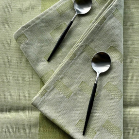 serviette Mille-Feuilles vert olive - ici sur chemin de table bouillabaisse vert olive - 100% coton - made in France