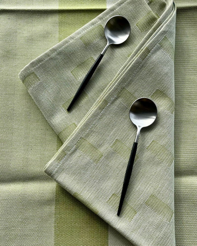 serviette Mille-Feuilles vert olive - ici sur chemin de table bouillabaisse vert olive - 100% coton - made in France