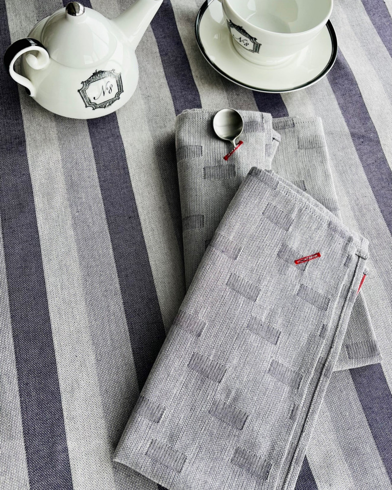 serviette Mille-Feuilles aubergine - ici sur nappe blanquette aubergine - 100% coton - made in France