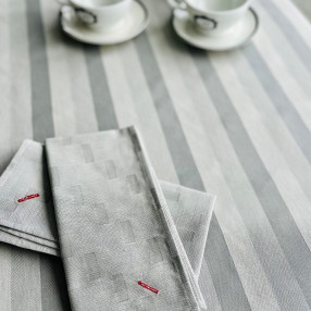 serviette Mille-Feuilles gris perle - ici sur nappe blanquette gris perle - 100% coton - made in France