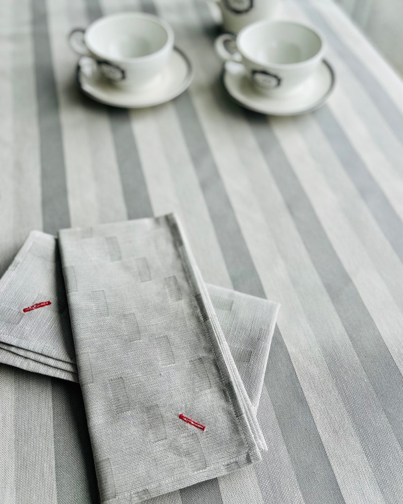 serviette Mille-Feuilles gris perle - ici sur nappe blanquette gris perle - 100% coton - made in France