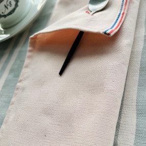 serviette Mille Feuilles rose - ici avec chemin de table feuilleté gris perle et rose - made in France