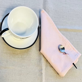 serviette Mille Feuilles rose - ici avec chemin de table en lin naturel brut - made in France