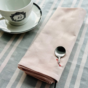 serviette Mille Feuilles rose - ici avec chemin de table feuilleté gris perle et rose - made in France