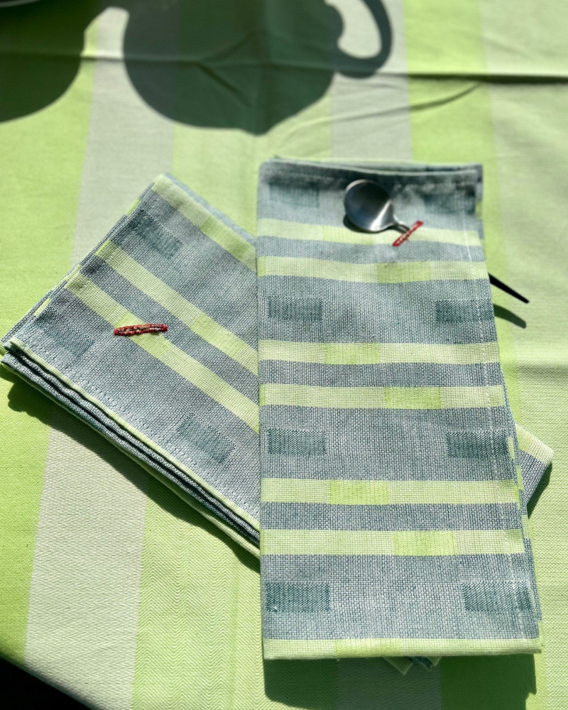 serviette Feuilleté 2 tons vert sapin et vert pistache - ici sur chemin de table bouillabaisse coloris pistache - 100 % coton serviette Feuilleté 2 tons vert sapin et vert pistache - ici sur chemin de table bouillabaisse coloris pistache - 100 % coton