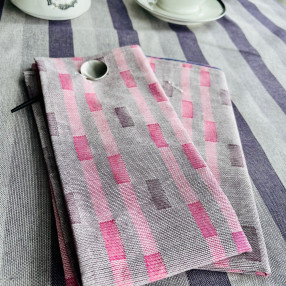 Serviette Feuilleté aubergine et fuchsia - ici sur nappe blanquette aubergine - 100% coton