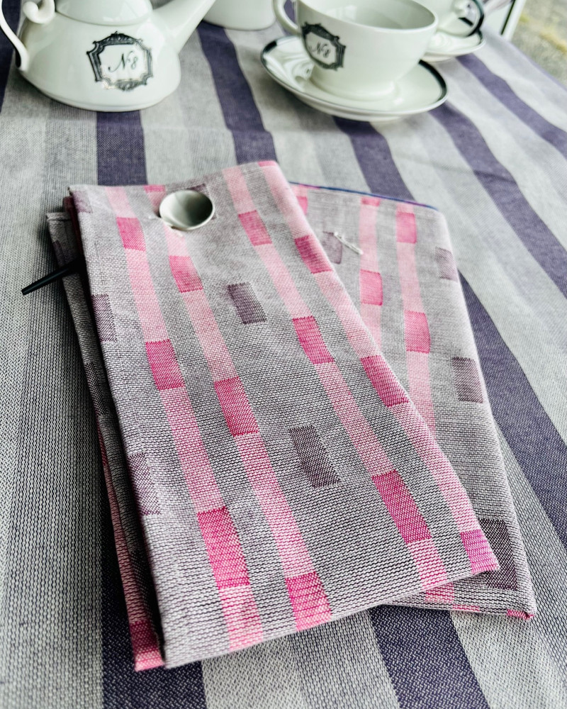 Serviette Feuilleté aubergine et fuchsia - ici sur nappe blanquette aubergine - 100% coton Serviette Feuilleté aubergine et fuchsia - ici sur nappe blanquette aubergine - 100% coton