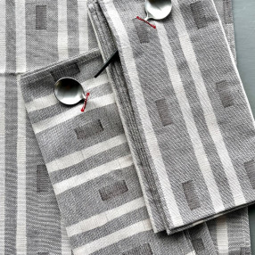 serviette Feuilleté gris et beige poudre - ici associé au chemin de table feuilleté assorti - 100 % coton