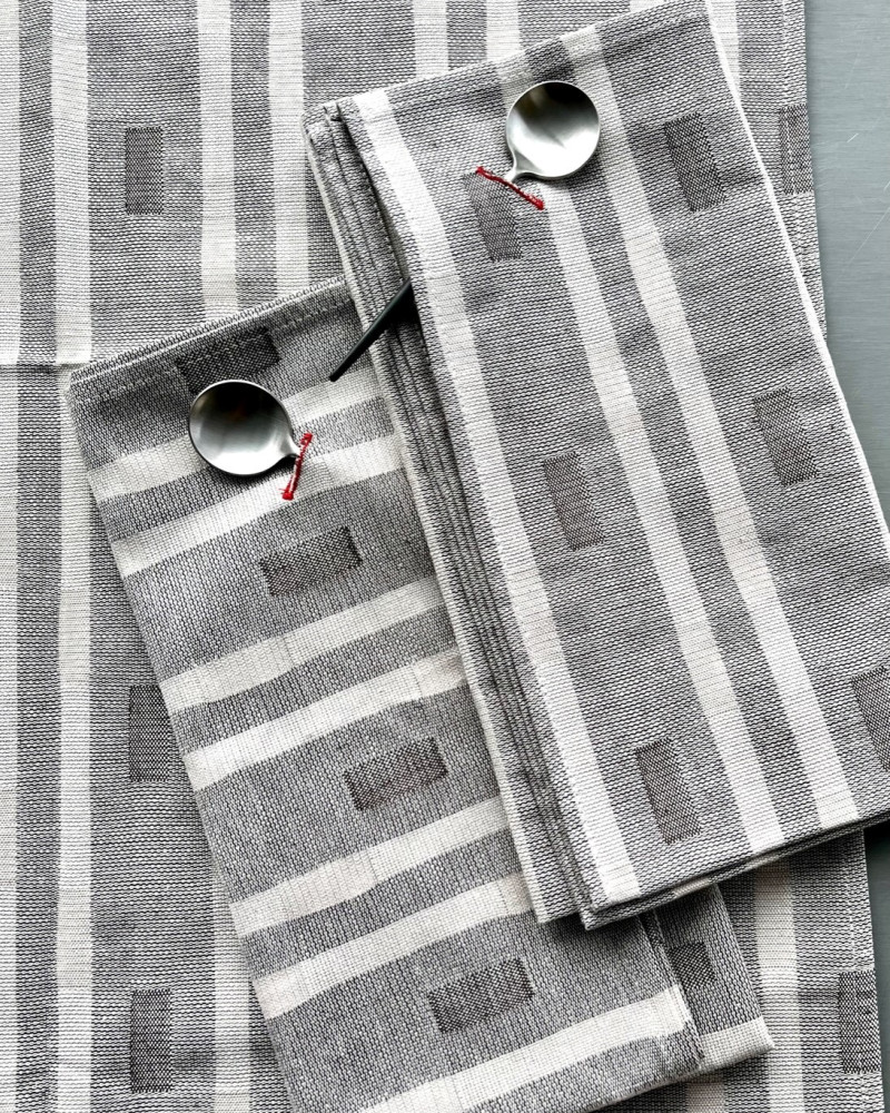 serviette Feuilleté gris et beige poudre - ici associé au chemin de table feuilleté assorti - 100 % coton