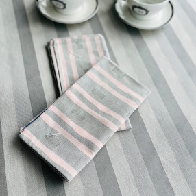 serviette Feuilleté gris perle et rose poudre - ici associé avec nappe blanquette gris perle - 100 % coton