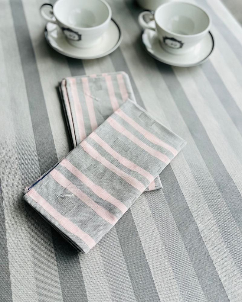 serviette Feuilleté gris perle et rose poudre - ici associé avec nappe blanquette gris perle - 100 % coton serviette Feuilleté gris perle et rose poudre - ici associé avec nappe blanquette gris perle - 100 % coton