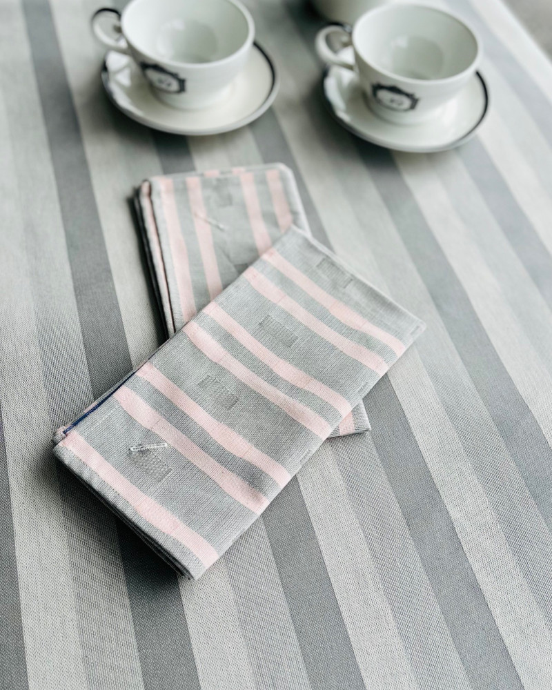 serviette Feuilleté gris perle et rose poudre - ici associé avec nappe blanquette gris perle - 100 % coton