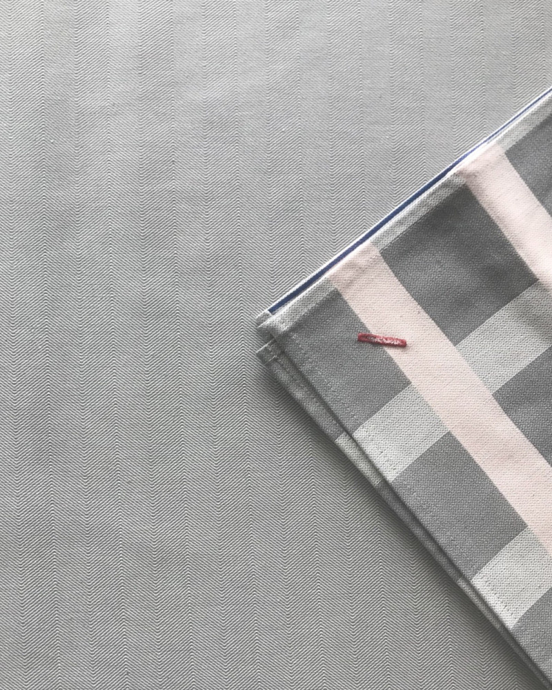 chevron Poule au Pot gris perle - ici avec serviette raviole gris perle et rose - tissé et fabriqué en France chevron Poule au Pot gris perle - ici avec serviette raviole gris perle et rose - tissé et fabriqué en France