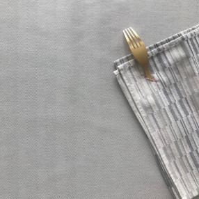 chevron Poule au Pot gris perle - ici avec serviette brouillade gris- tissé et fabriqué en France