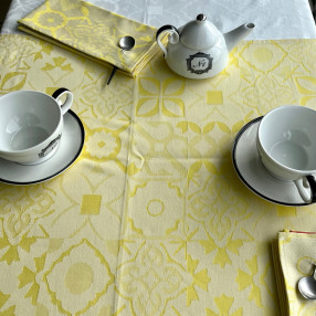 CARREAU CIMENT CITRON - TISSE ET FABRIQUE EN FRANCE - ICI AVEC SA SERVIETTE ASSORTIE - SUR UNE NAPPE CIMENT BLANCHE