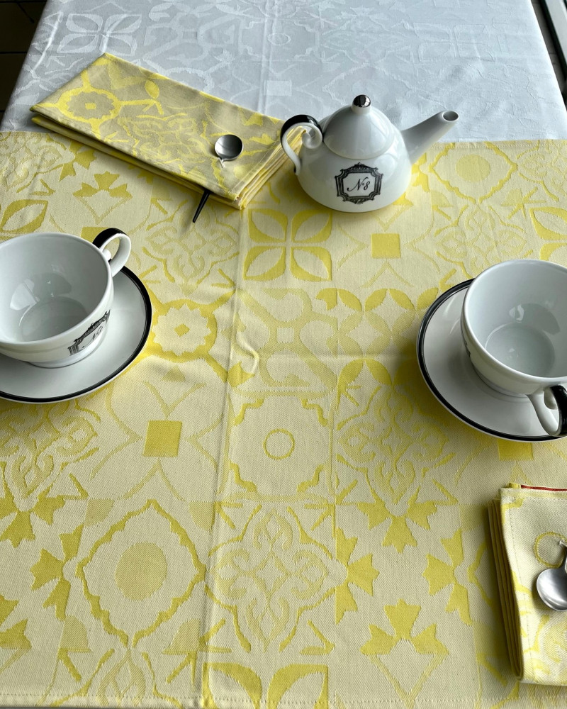 CARREAU CIMENT CITRON - TISSE ET FABRIQUE EN FRANCE - ICI AVEC SA SERVIETTE ASSORTIE - SUR UNE NAPPE CIMENT BLANCHE