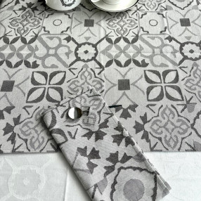 CARREAU CIMENT GRIS - TISSE ET FABRIQUE EN FRANCE - ICI AVEC SA SERVIETTE ASSORTIE - SUR UNE NAPPE CIMENT BLANCHE