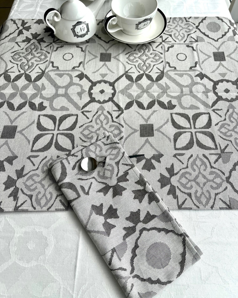 CARREAU CIMENT GRIS - TISSE ET FABRIQUE EN FRANCE - ICI AVEC SA SERVIETTE ASSORTIE - SUR UNE NAPPE CIMENT BLANCHE CARREAU CIMENT GRIS - TISSE ET FABRIQUE EN FRANCE - ICI AVEC SA SERVIETTE ASSORTIE - SUR UNE NAPPE CIMENT BLANCHE