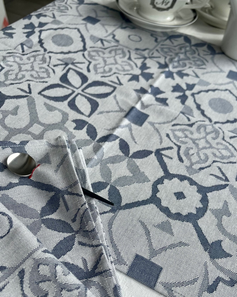 CARREAU CIMENT BLEU JEAN - TISSE ET FABRIQUE EN FRANCE - ICI AVEC SA SERVIETTE ASSORTIE CARREAU CIMENT BLEU JEAN - TISSE ET FABRIQUE EN FRANCE - ICI AVEC SA SERVIETTE ASSORTIE