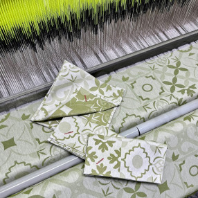 carreau ciment vert olive, ici tissu sur le métier. 100 % coton, tissé et fabriqué en France -avec serviette assortie