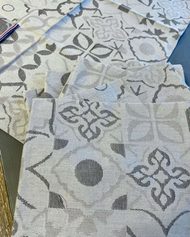 CARREAU CIMENT GRIS BEIGE- TISSE ET FABRIQUE EN FRANCE - ICI AVEC SA SERVIETTE ASSORTIE CARREAU CIMENT GRIS BEIGE- TISSE ET FABRIQUE EN FRANCE - ICI AVEC SA SERVIETTE ASSORTIE
