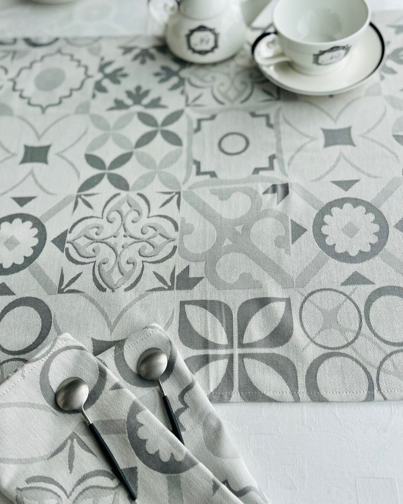 CARREAU CIMENT GRIS PERLE - TISSE ET FABRIQUE EN FRANCE - ICI AVEC SA SERVIETTE ASSORTIE - SUR UNE NAPPE CIMENT BLANCHE CARREAU CIMENT GRIS PERLE - TISSE ET FABRIQUE EN FRANCE - ICI AVEC SA SERVIETTE ASSORTIE - SUR UNE NAPPE CIMENT BLANCHE