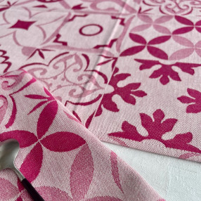 Serviette fuchsia tissé et fabriqué en France - ici avec chemin de table assorti