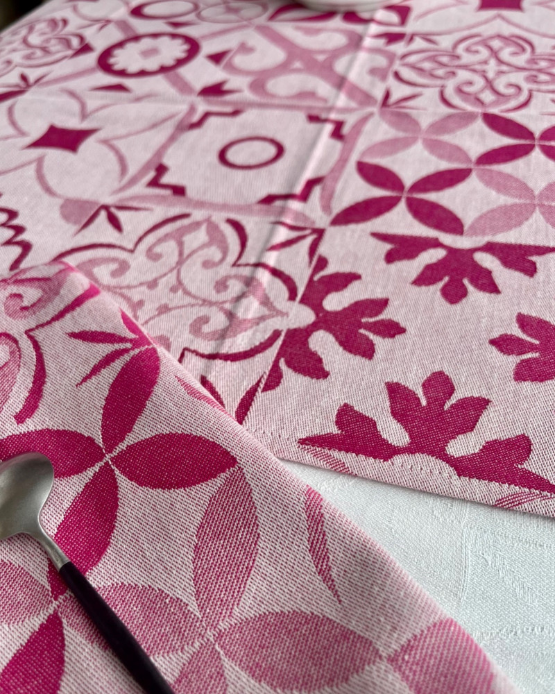 Serviette fuchsia tissé et fabriqué en France - ici avec chemin de table assorti