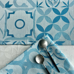 Serviette ciment turquoise, ici avec chemin assorti - tissé et fabriqué en France