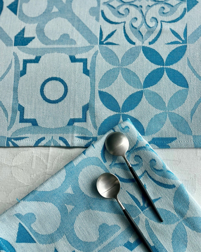 Serviette ciment turquoise, ici avec chemin assorti - tissé et fabriqué en France